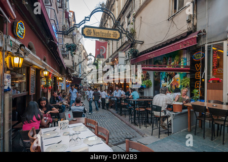 La vivace Nevizade Street (Nevizade Sokak) in Beyoglu, che si trova nella parte moderna di Istanbul, Turchia Foto Stock