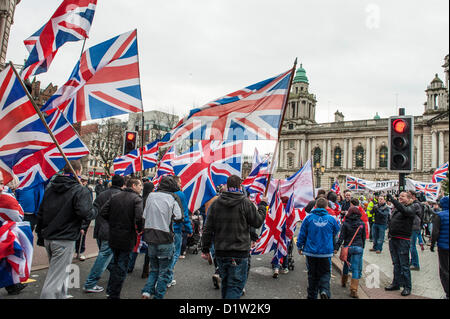 Sabato 5 gennaio 2013, Belfast, Irlanda del Nord, Regno Unito. Lealisti partecipare a Belfast City Hall bandiera protesta. Alamy Live News. Foto Stock