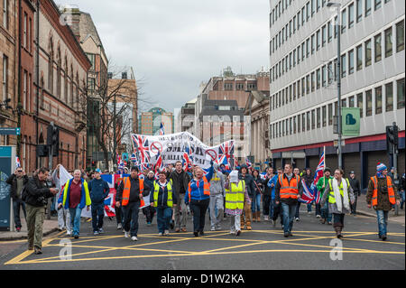 Sabato 5 gennaio 2013, Belfast, Irlanda del Nord, Regno Unito. Lealisti partecipare a Belfast City Hall bandiera protesta. Alamy Live News. Foto Stock