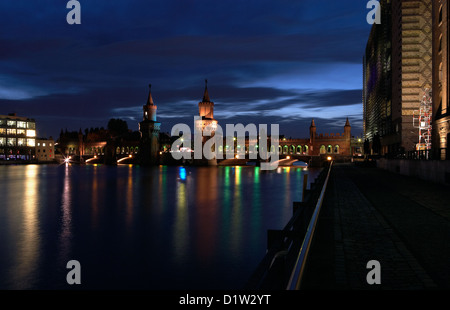 Berlino, Germania, dal lato est dell'illuminato Oberbaumbruecke visto Foto Stock