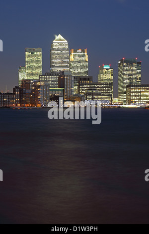 Canary Wharf a Londra Docklands di vista al tramonto da Limehouse con il fiume Tamigi in primo piano Foto Stock