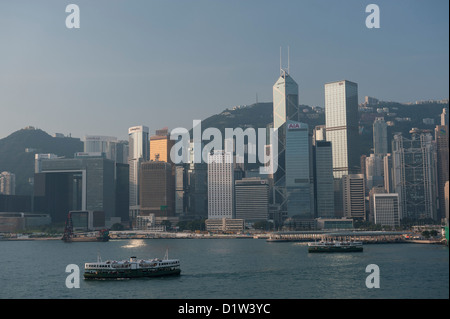 Skyline di Hong Kong e del porto di Victoria al mattino con la Banca di Cina Edificio, Cheung Kong Center e il Traghetto Star Foto Stock
