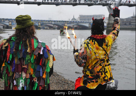 Bankside, Londra, Regno Unito. Il 6 gennaio 2013. L'Holly uomo arriva in barca a Bankside vicino al Millenium Bridge. Twelfth Night le celebrazioni del Bankside dai membri di "Lions parte mummers', con l'Holly uomo [l'inverno pretesto dell'uomo verde] e il Bankside Mummers esegue canzoni tradizionali e antiche tradizioni stagionali. Alamy Live News Foto Stock