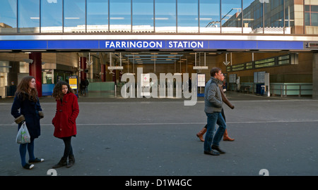 Persone in strada al di fuori della nuova stazione di Farringdon tube station Clerkenwell Londra Inghilterra KATHY DEWITT Foto Stock