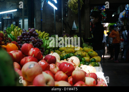 Pressione di stallo di frutta nel vecchio mercato, Siem Reap. Foto Stock