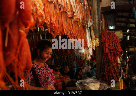 Pesci secchi in stallo il Mercato Vecchio, Siem Reap. Foto Stock