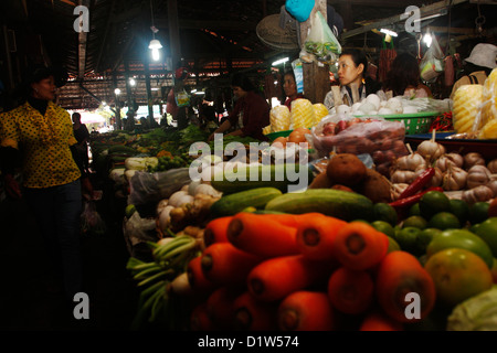 Vegetali in stallo il Mercato Vecchio, Siem Reap. Foto Stock