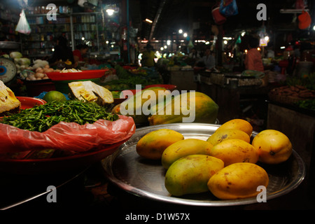 La frutta e la verdura in stallo il Mercato Vecchio, Siem Reap. Foto Stock