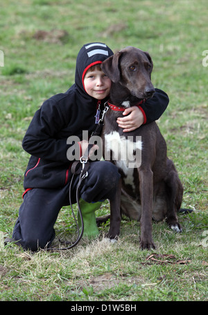 Nuovo Kätwin, Germania, ragazzo di coccole con il suo cane Foto Stock