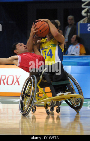 Basket in carrozzella: Brasile v Iran, alle Paralimpiadi di Atene 2004 Foto Stock