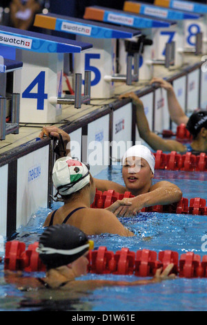 Nuotatore britannico Liz Johnson si congratula con il vincitore, alle Paralimpiadi di Atene 2004 Foto Stock