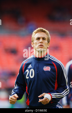 WASHINGTON, DC - 18 NOVEMBRE: Taylor Twellman della New England Revolution si riscalda prima della partita di calcio della MLS Cup contro la Houston Dynamo allo stadio RFK il 18 novembre 2007 a Washington, DC. Solo uso editoriale. Uso commerciale vietato. (Fotografia di Jonathan Paul Larsen / Diadem Images) Foto Stock