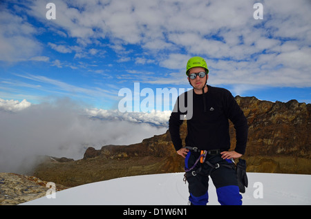 Un gruppo di alpinismo scaling Vallunaraju picco nella Cordillera Blanca, nel nord del Perù Foto Stock