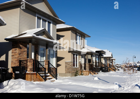 Suburban case coperte di neve durante luminoso e nitido giornata invernale Saskatoon Saskatchewan Canada Foto Stock