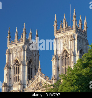 Formato quadrato immagine di York Minster campanili fotografato in primavera. Foto Stock