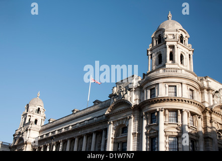 Facciata superiore del Ministero della difesa guerra vecchio edificio per uffici, Whitehall, City of Westminster, Londra, Inghilterra, Regno Unito Foto Stock
