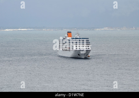 La nave di crociera Columbus 2 ormeggiato nella baia di Napoli, Sorrento, Italia Foto Stock