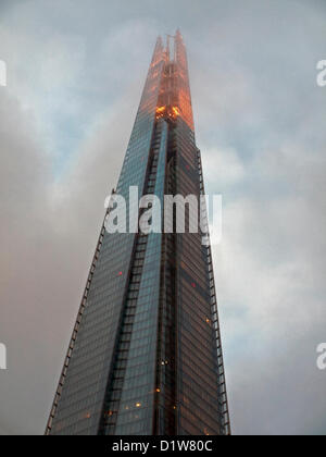 La parte superiore del coccio è illuminato il 6 gennaio, 2013, Londra, Inghilterra, Regno Unito. La Shard London Bridge è il più alto edificio nell'Unione europea. La sua piattaforma di osservazione sarà aperto al pubblico il 1 febbraio 2013. Foto Stock