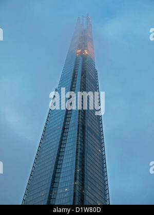 La parte superiore del coccio è oscurata dalla nebbia il 6 gennaio, 2013, Londra, Inghilterra, Regno Unito. La Shard London Bridge è il più alto edificio nell'Unione europea. La sua piattaforma di osservazione sarà aperto al pubblico il 1 febbraio 2013. Foto Stock