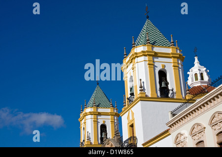 Le torri della chiesa parrocchiale (Parroquia de Nuestra Señora del Socorro) in Plaza de Socorro, Ronda, Andalusia, Spagna Foto Stock