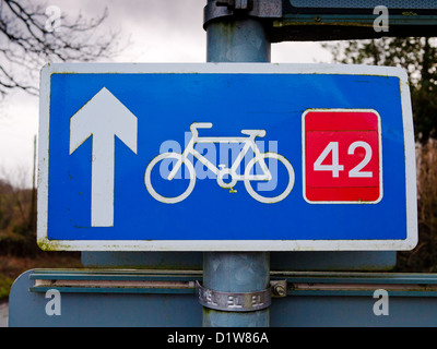 Cartello stradale che mostrano la direzione nazionale di percorso ciclabile 42 - Old Hereford Road, Pantygelli, Galles. Foto Stock