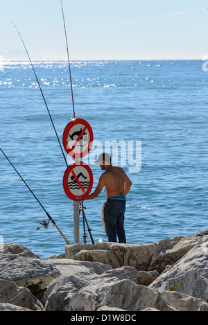 Spagna, Andalusia - Puerto Banus a Marbella, Costa del Sol. Benabola bay sviluppo (villaggio arabo). Divieto di pesca. Foto Stock