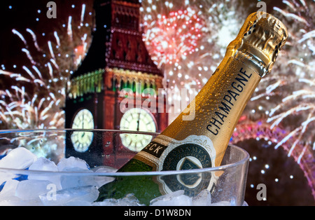 Bottiglia di champagne su ghiaccio in wine cooler con il Big Ben e la ruota panoramica London Eye dietro a mezzanotte con grande festa fuochi d'artificio Foto Stock