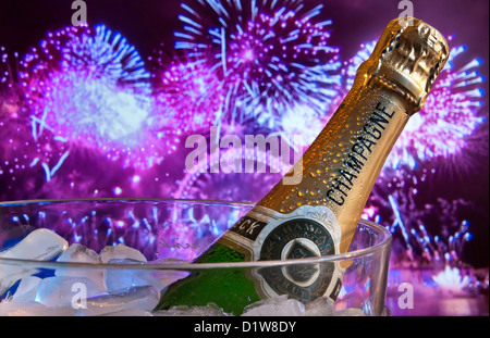 Champagne e fuochi d'artificio vino fresco cubetti di ghiaccio London Eye Wheel dietro la notte con grande festa fuochi d'artificio e luci laser Southbank London UK Foto Stock