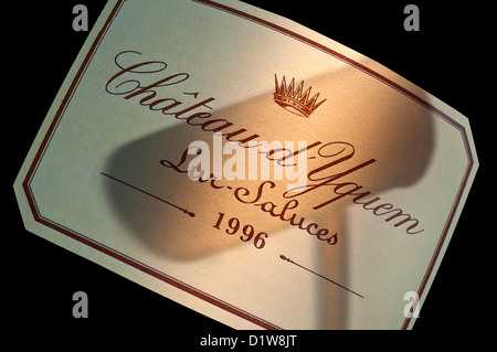 Ombra di banditori martello sul 1996 Chateau d' Yquem vino bianco francese etichetta Premier Cru Supérieur Sauternes Bordeaux Francia Foto Stock