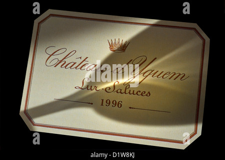 Chateau d'Yquem ombra di un bicchiere di degustazione di vino che cade su etichetta di Chateau d'Yquem sur Saluces Sauternes vino bianco francese Bordeaux 1996 concetto Foto Stock