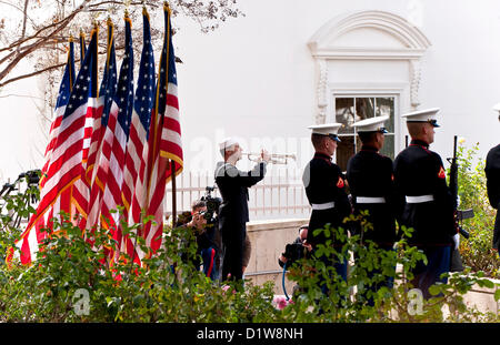 Gen 06, 2013 - Yorba Linda, California, Stati Uniti - Rubinetti vengono riprodotti da un membro del terzo aeromobile Marina Wing Band per chiudere le cerimonie al Richard Nixon Centennial celebrazione di compleanno.(Immagine di credito: © Brian Cahn/ZUMAPRESS.com) Foto Stock