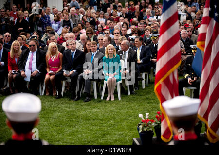 Gen 06, 2013 - Yorba Linda, California, Stati Uniti - TRICIA NIXON COX, suo figlio CHRISTOPHER NIXON COX, suo marito EDWARD F. Cox e altri membri della famiglia a frequentare il Richard Nixon Centennial celebrazione di compleanno a Nixon Presidential Library.(Immagine di credito: © Brian Cahn/ZUMAPRESS.com) Foto Stock