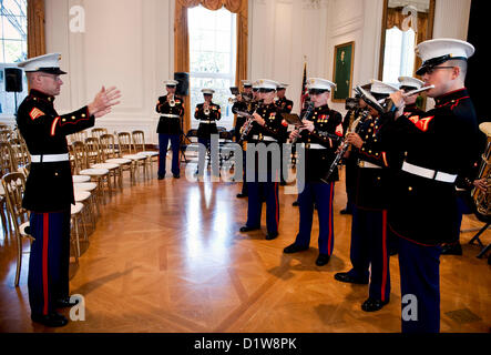 Gen 06, 2013 - Yorba Linda, California, Stati Uniti - I membri del terzo aeromobile Marina Wing Band warm up prima di iniziare la procedura di cerimonie presso il Richard Nixon Centennial celebrazione di compleanno.(Immagine di credito: © Brian Cahn/ZUMAPRESS.com) Foto Stock