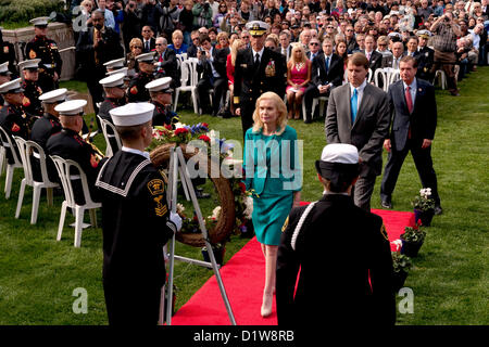 Gen 06, 2013 - Yorba Linda, California, Stati Uniti - Trainate da suo figlio CHRISTOPHER NIXON COX, Tricia Nixon COX si avvicina la ghirlanda inviato dal Obama Casa Bianca nel corso di cerimonie presso il Nixon Presidential Library di Richard Nixon Centennial celebrazione di compleanno.(Immagine di credito: © Brian Cahn/ZUMAPRESS.com) Foto Stock