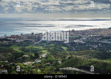 Spagna, Andalusia - Mijas vicino a Malaga. Mijas Costa intenso sviluppo visto dal villaggio. Foto Stock