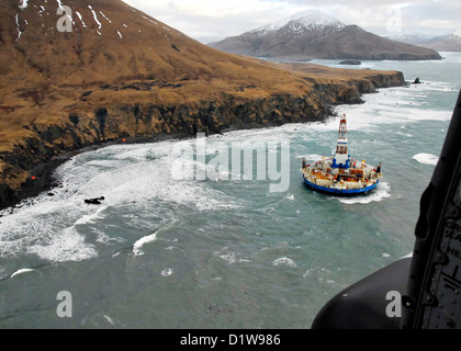 USCG oil drilling piattaforma artica Kodiak Kulluk MH-60 Jayhawk Alaska incidente per traino di emergenza energia di traino Sitkalidak Isola Royal Dutch Shell enviornmental dannoso ecologia tempesta invernale giorno all'aperto di noi USA America Coast Guard rescue spiaggiata onde di messa a terra si rigonfia orizzontale dell'antenna Foto Stock