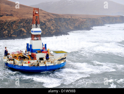 USCG oil drilling piattaforma artica Kodiak Kulluk MH-60 Jayhawk Alaska incidente per traino di emergenza energia di traino Sitkalidak Isola Royal Dutch Shell enviornmental dannoso ecologia tempesta invernale giorno all'aperto di noi USA America Coast Guard rescue spiaggiata onde di messa a terra si rigonfia orizzontale dell'antenna Foto Stock