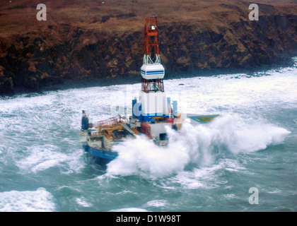 L'unità mobile di perforazione Kulluk messo a terra nelle tempeste invernali dopo la rottura libera di trainare il 1 gennaio 2013, 80 miglia a sud-ovest della città di Kodiak, Alaska. Il Kulluk stava galleggiando liberi dopo la nave il traino ha perso potenza e il suo collegamento di traino in il Kodiak arcipelago. Foto Stock