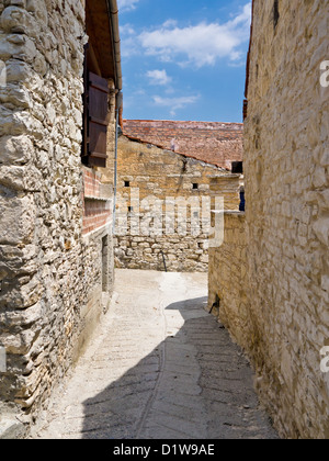 Una tipica strada laterale nel borgo antico di Omodos in Cipro Foto Stock