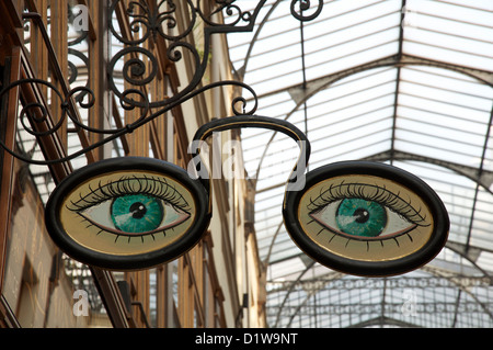 Un antico segno ottici sopra il negozio di Charles Mosa, specialista in chic occhiali vintage, nel quartiere alla moda di Passage du Grand Cerf. Parigi, Francia. Foto Stock