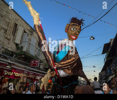 Gerusalemme, Israele. Un burattino marzo nel famoso 'Mahane Yehuda' di mercato, durante il mese di agosto 2012 'Balabasta' festival Foto Stock