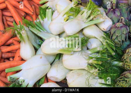 Il finocchio, carote e carciofi al mercato locale (vista ravvicinata) Foto Stock