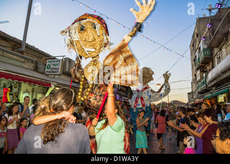 Gerusalemme, Israele. Un burattino marzo nel famoso 'Mahane Yehuda' di mercato, durante il mese di agosto 2012 'Balabasta' festival Foto Stock