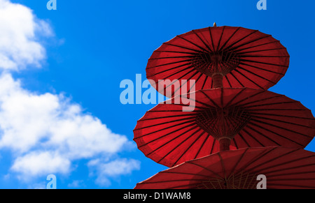 Thai tradizionale ombrellone con bel cielo azzurro Foto Stock