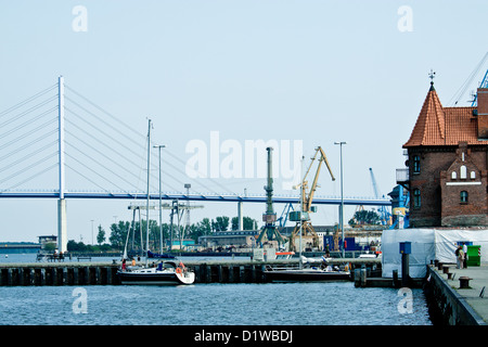 Sospensione ponte sul porto di Stralsund, Germania Foto Stock
