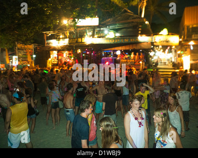 Notte di Luna piena in Haad Rin della spiaggia di Koh Phangan, Thailandia. Foto Stock