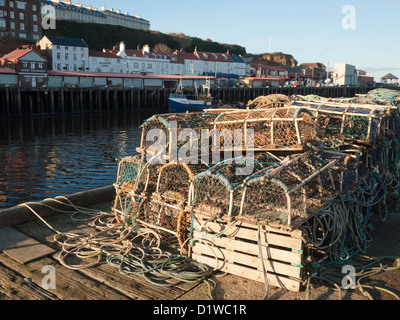Aragosta o granchio di bicchieri impilati sulla banchina sul lato est del porto di Whitby North Yorkshire Regno Unito Foto Stock