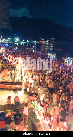 Notte di Luna piena in Haad Rin della spiaggia di Koh Phangan, Thailandia. Foto Stock