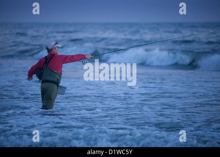 Pesca a mosca per pesce persico nel surf in spiaggia di Padaro, Carpinteria, California, Stati Uniti d'America Foto Stock