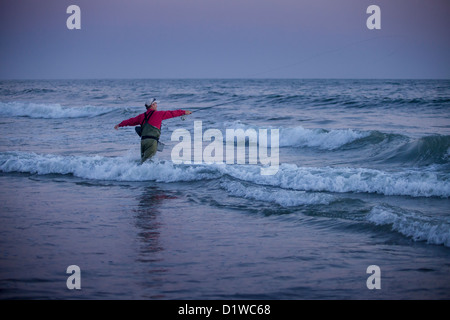 Pesca a mosca per pesce persico nel surf in spiaggia di Padaro, Carpinteria, California, Stati Uniti d'America Foto Stock